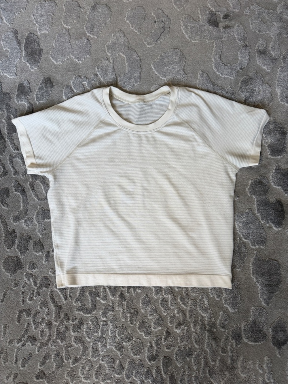 Lululemon Athletica Swiftly Crop Short Sleeve Top in Light Ivory - Size 8 - Picture 2 of 4